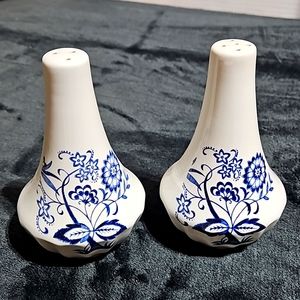 Vintage  J &K Meakin Nordic Salt/Pepper shakers